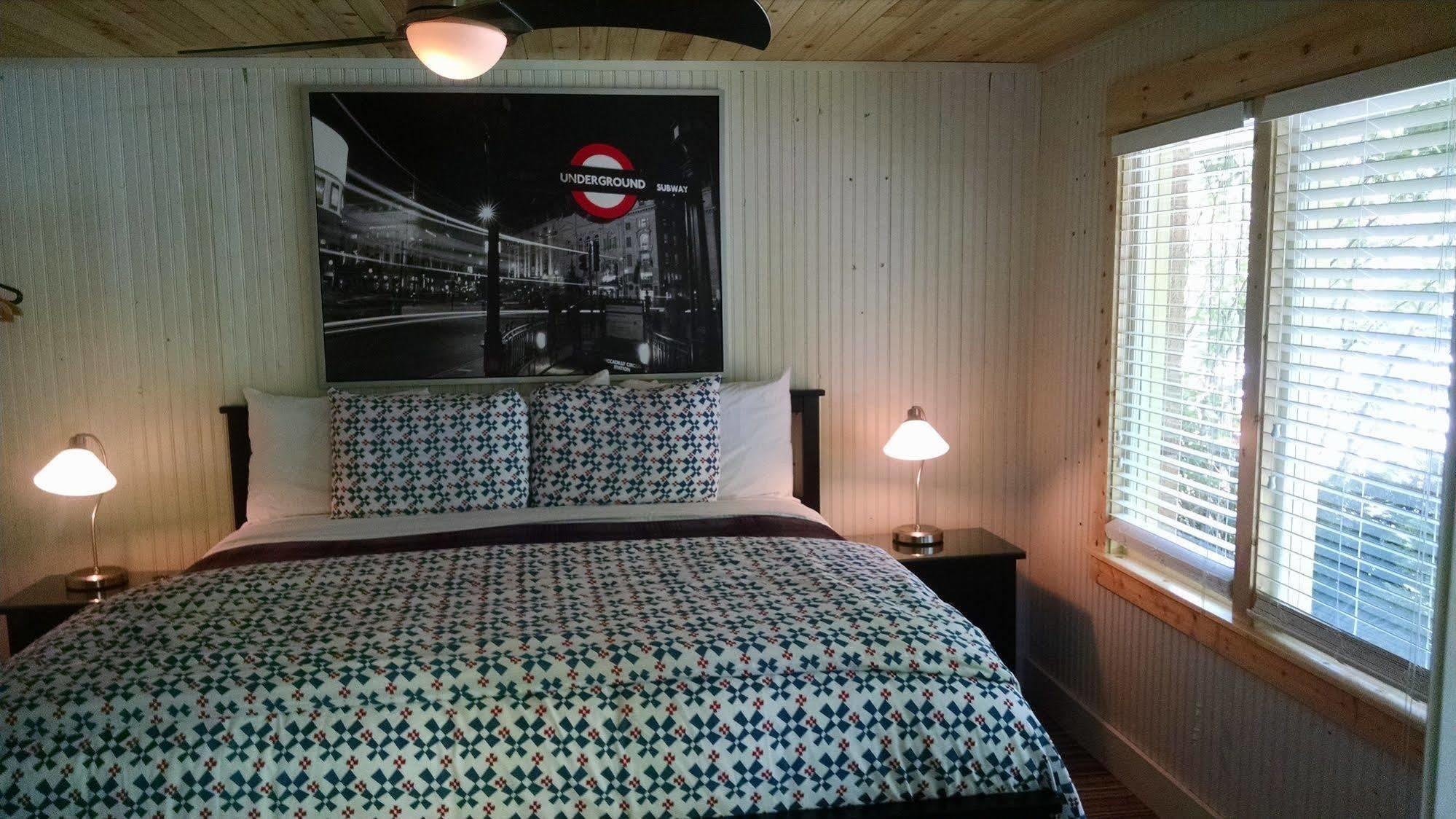 The Saugatuck Retro Resort Luaran gambar